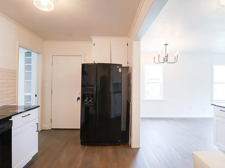 1008 E King Pl — Photo 11
