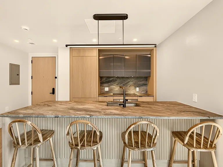 400 W 38th St #5GN — Photo 1