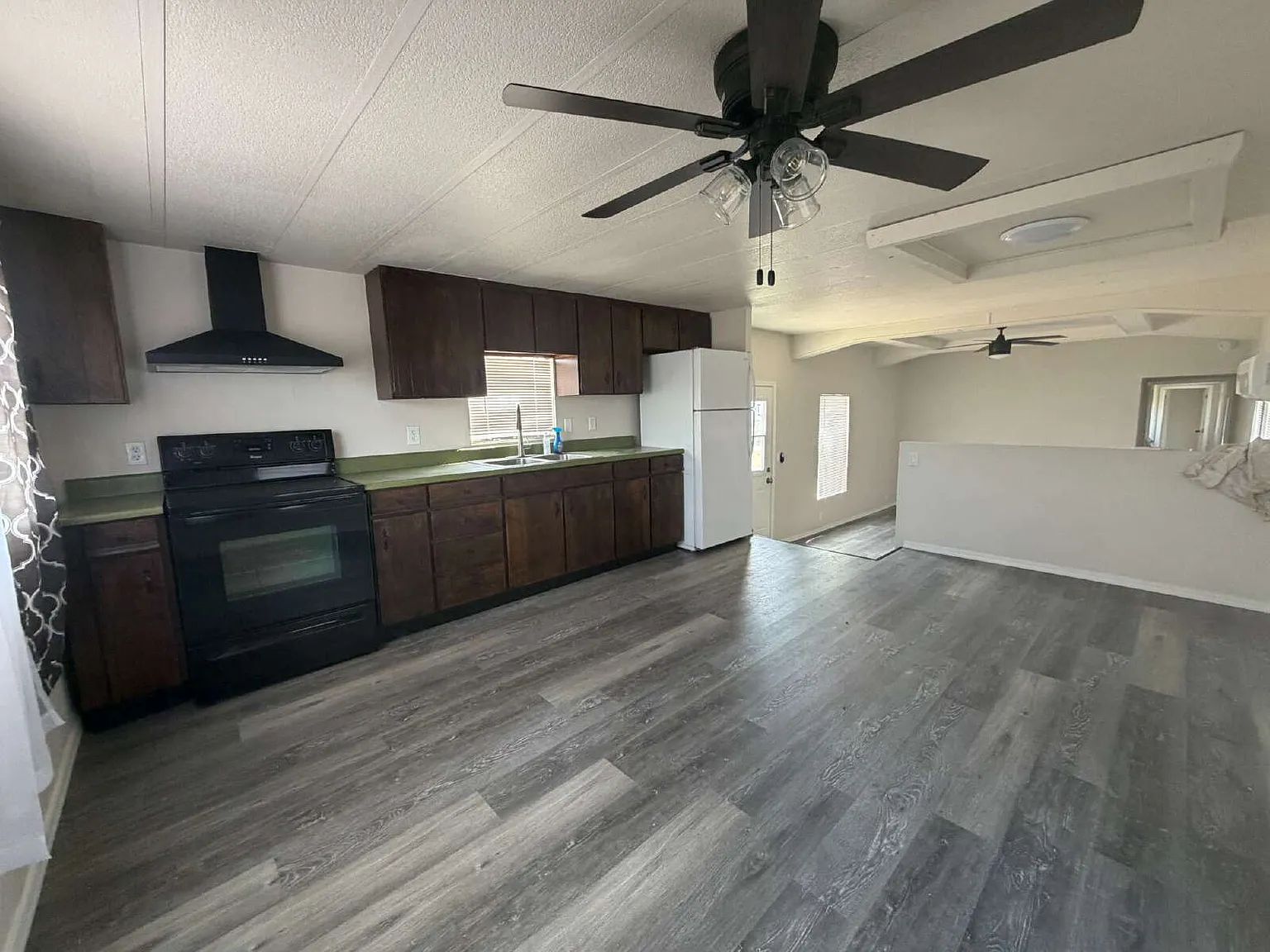 3 bed, 2.0 bath, 1078 sqft, $2,000 — Photo 3