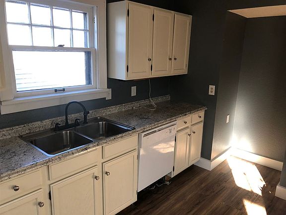 3rd image of 2303 Hart Ave