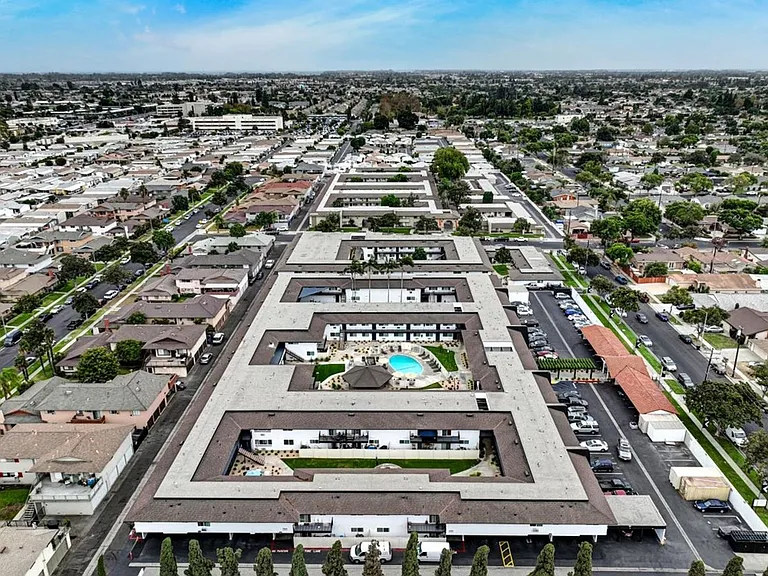 The Lincoln on Grand — Photo 67