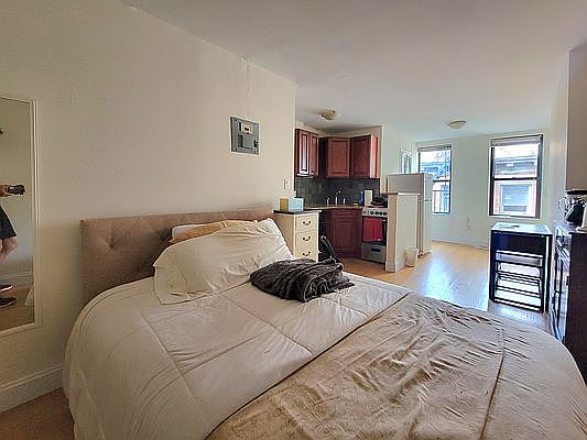 3rd image of 225 E 5th St APT 5B