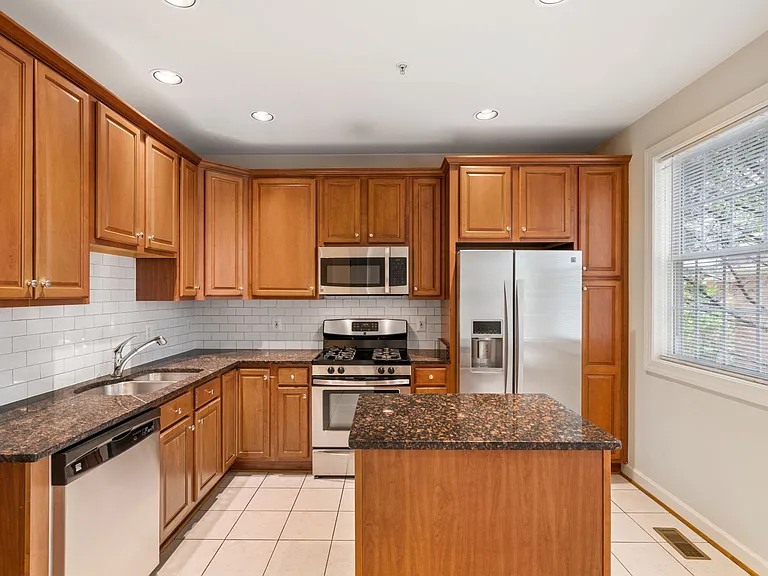 788 N Wakefield St — Photo 8