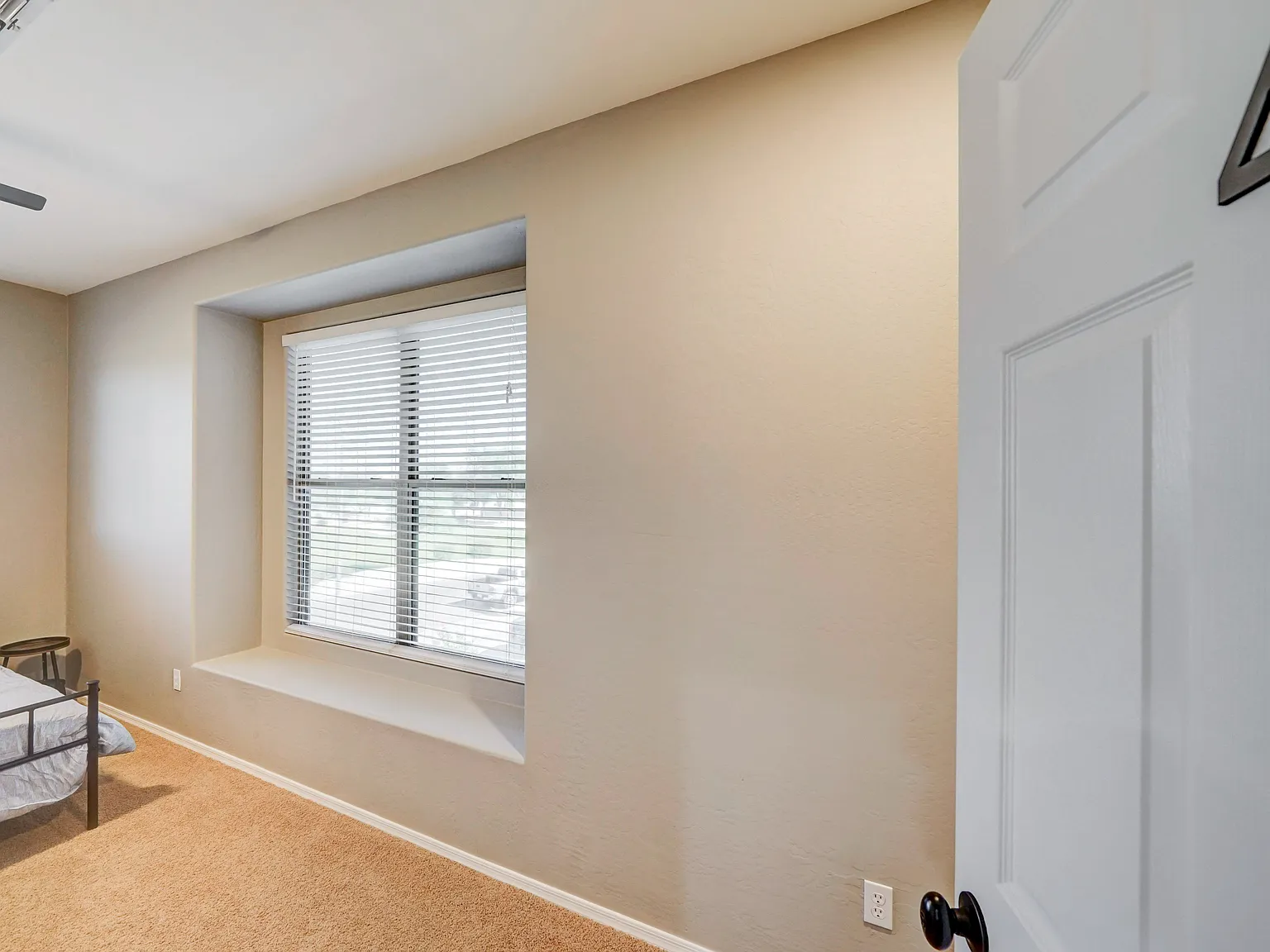 4 bed, 3.0 bath, 4283 sqft, $953 — Photo 1