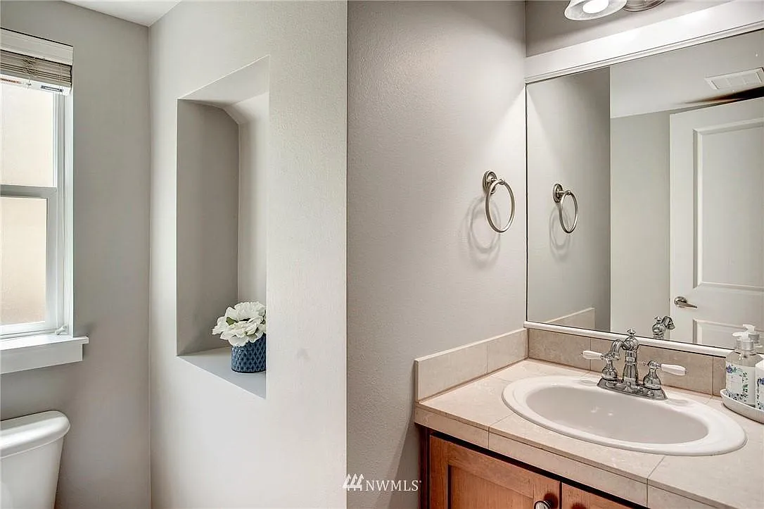 3 bed, 1690 sqft, $3,650 — Photo 2
