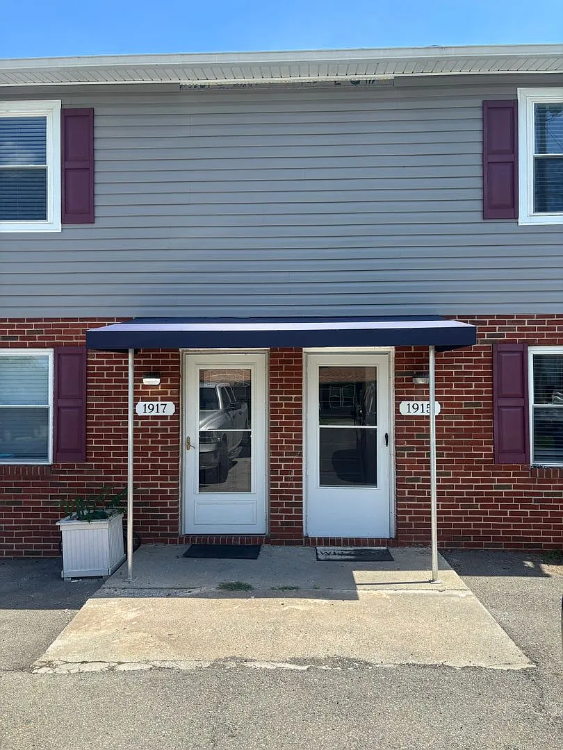 Great Duplex with 2 Bedrooms and 2 Baths 1915 Wallace Avenue — Photo 2