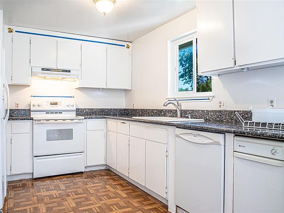 4th image of 1403 Selkirk Cir
