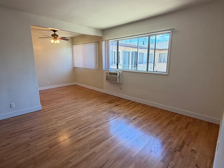 4930 Woodman Ave #10 — Photo 4