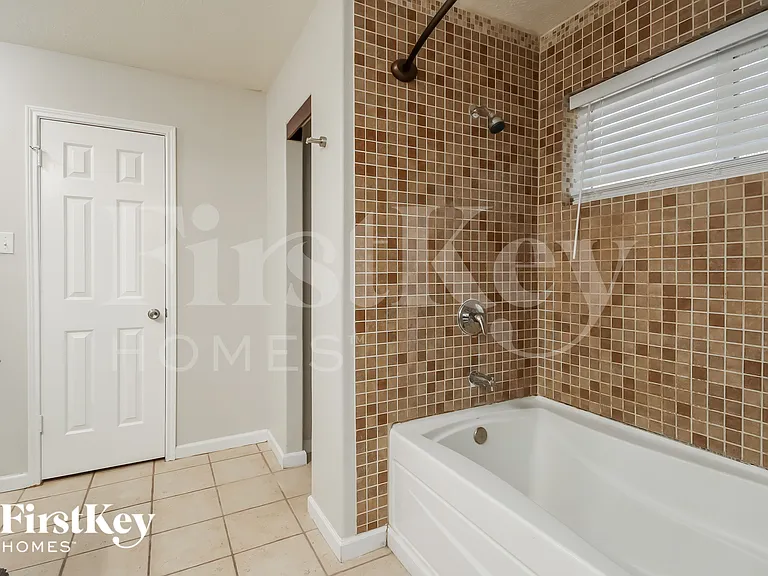 2210 Dublin Dr — Photo 12