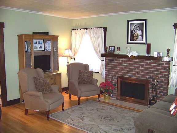 LIVING ROOM WITH FP