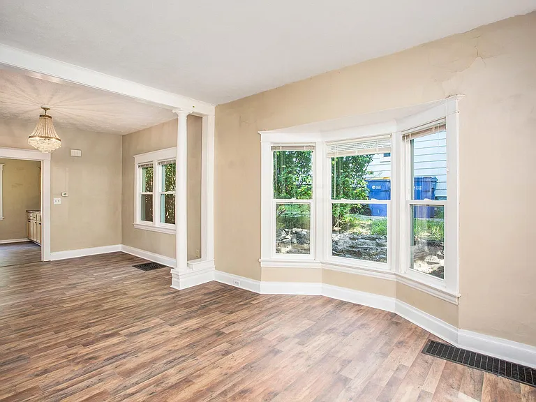 1115 Diamond Ave NE — Photo 5