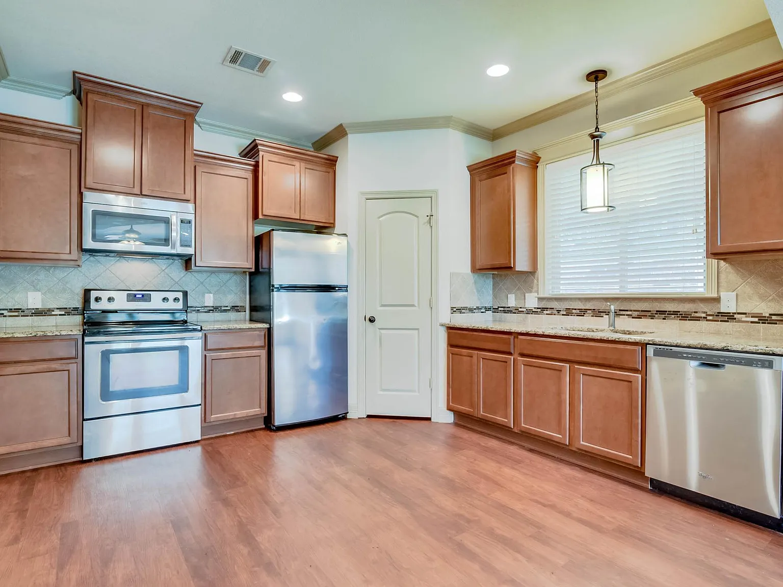 5 bed, 2000 sqft, $5,500 — Photo 3