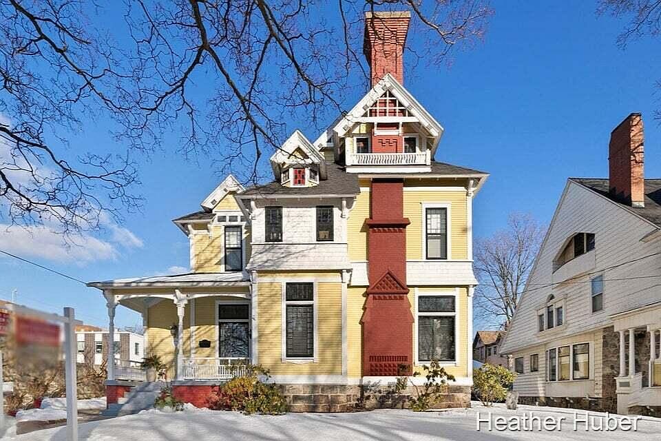 2nd image of 218 College Ave SE #1