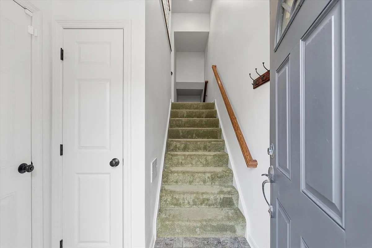 3 bed, 2.5 bath, 2000 sqft, $2,500 — Photo 3