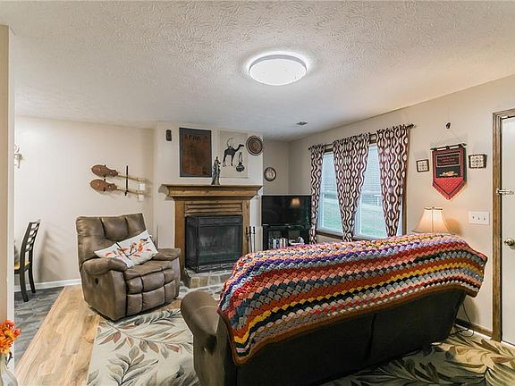 3rd image of 17 Black Jack Mountain Cres