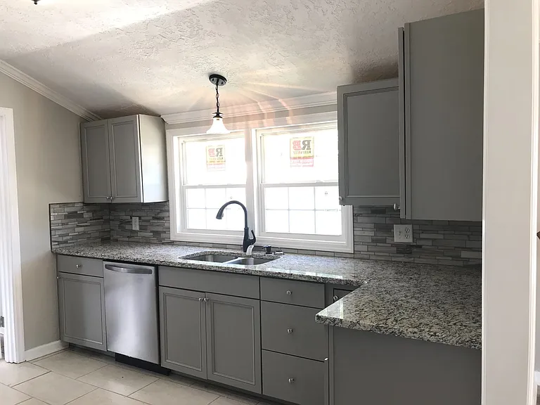 904 Snow St — Photo 3
