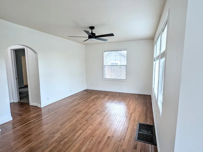 4801 W Irving St — Photo 3
