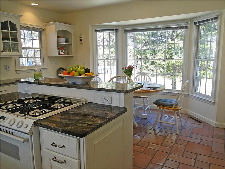 32 Niagara Ln — Photo 3