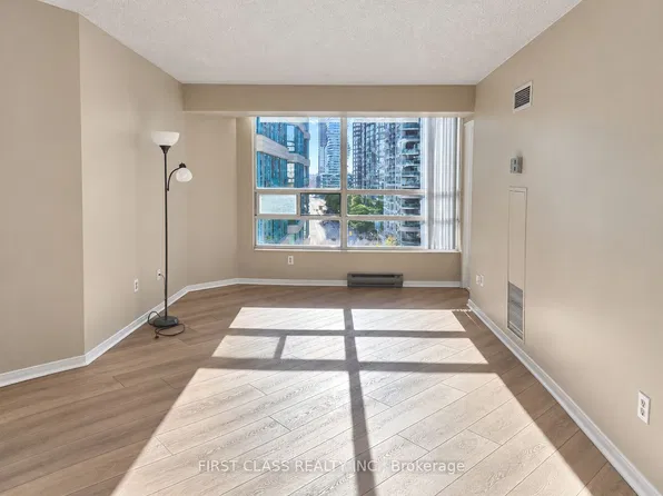 250 Webb Dr #913, Mississauga, ON L5B 3Z4