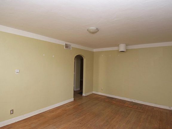 5th image of 614 Bryn Mawr Dr NE