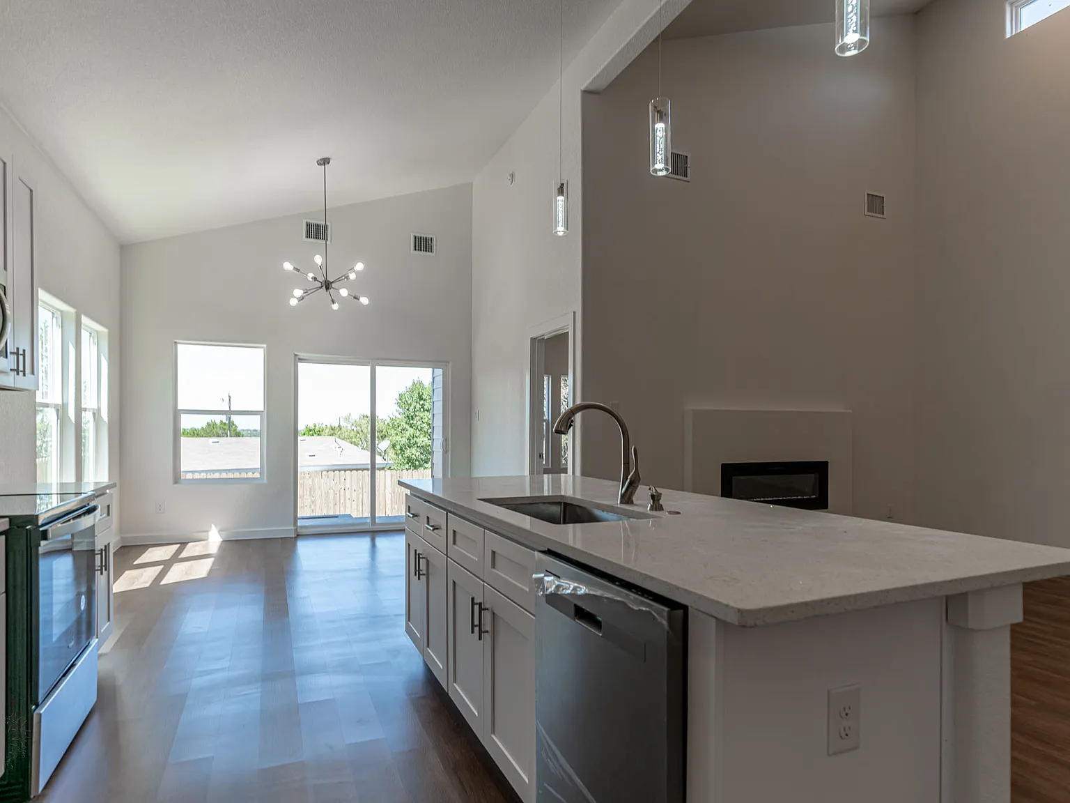 3 bed, 1469 sqft, $2,200 — Photo 2