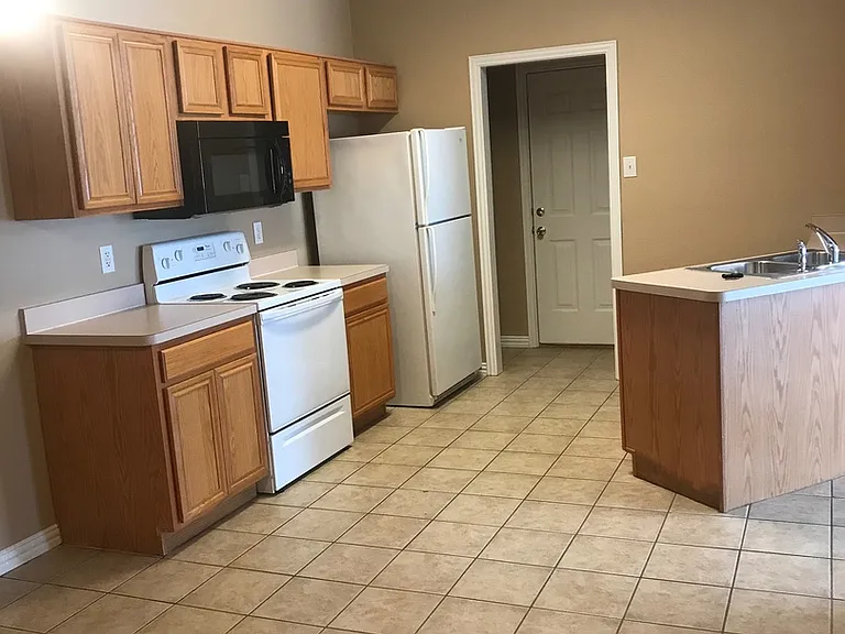 913 Sierra Vista Ct — Photo 9