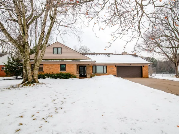 1076 Ernst Dr, Green Bay, WI 54304