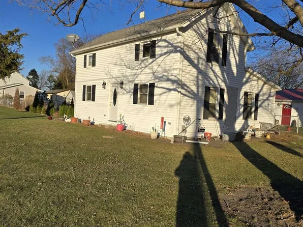 21025 Cedar St, Laura, IL 61451