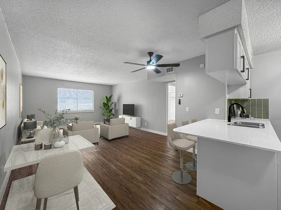 401 1/2 W 39th St #205