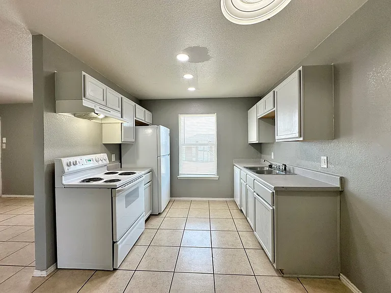 1704 Spring Rose Cir — Photo 45