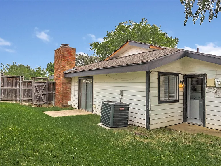332 W Corporate Dr — Photo 16