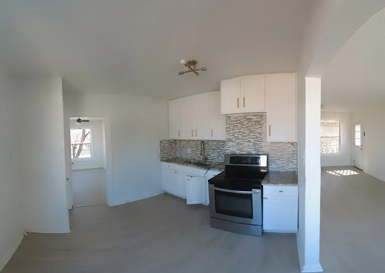 304.5 S Holloway Ave — Photo 2