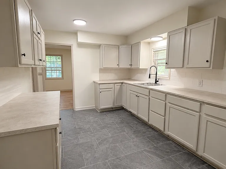 Beaverbrook Dr — Photo 3