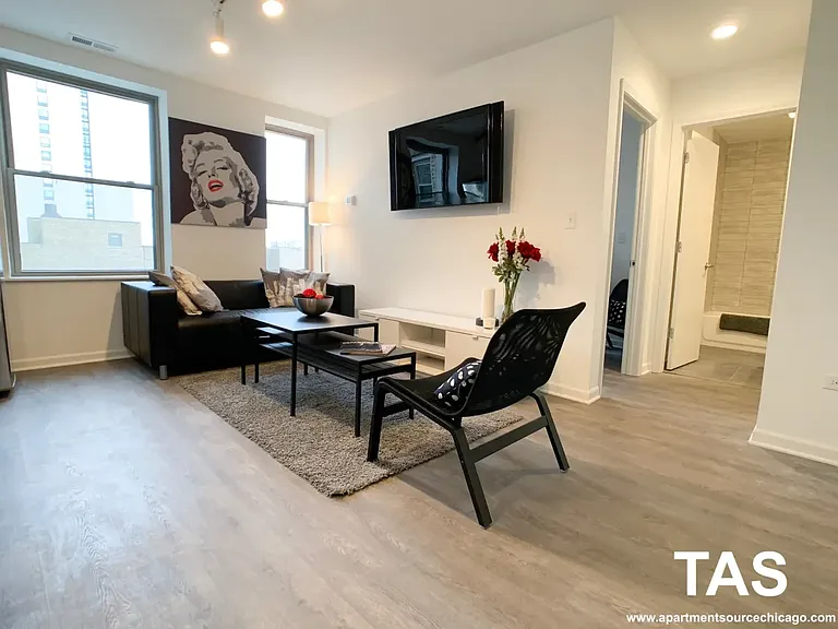 938 W Winona St #3 — Photo 2