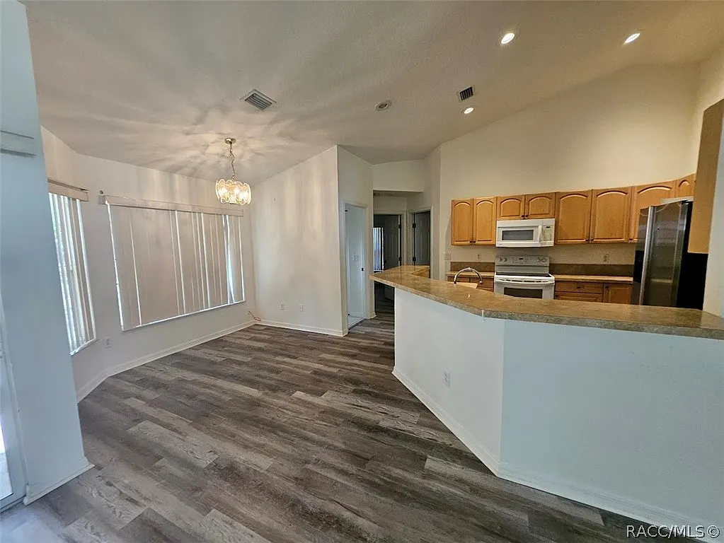 3 bed, 2.0 bath, 1716 sqft, $1,700 — Photo 4