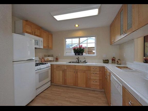 2nd image of 1106 Lessing Trl