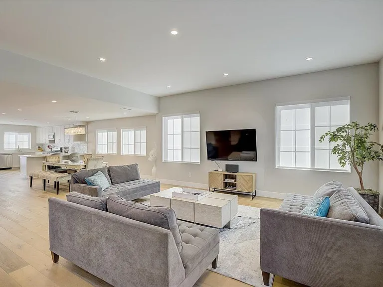 1832 S Redondo Blvd — Photo 2
