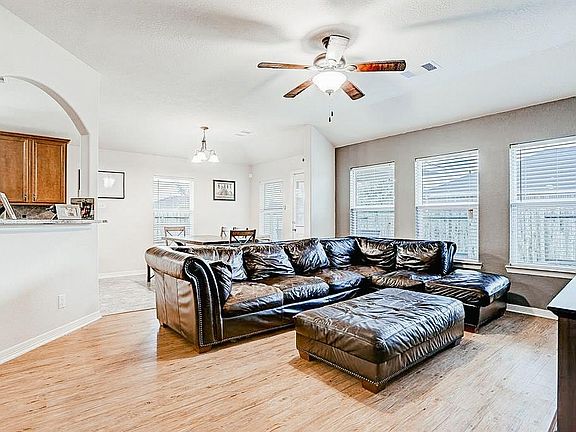 3rd image of 9215 Creekside Dr