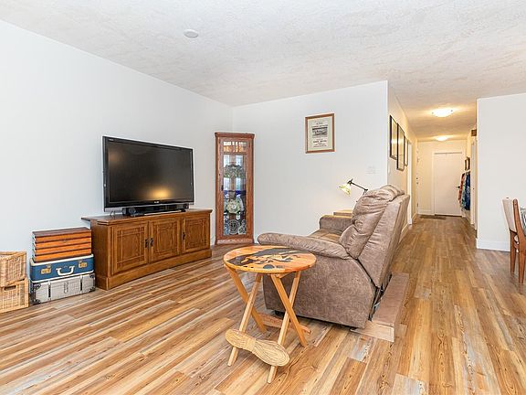 4th image of 5110 Cordova Bay Rd #14