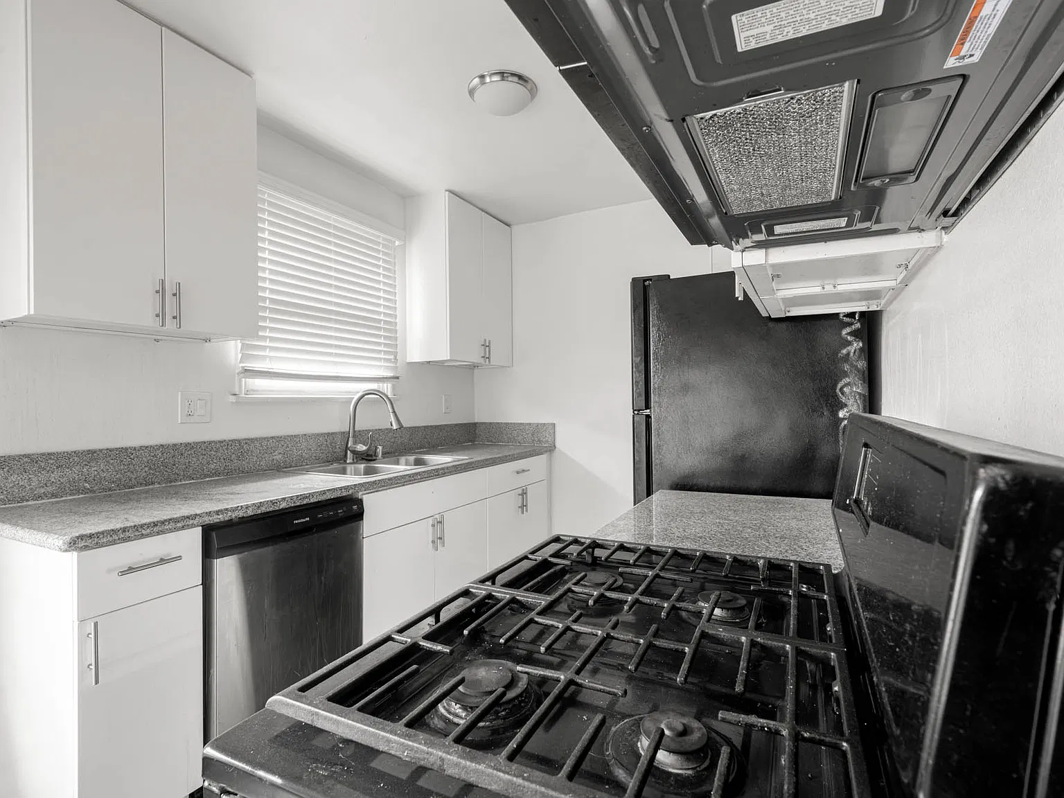 14630 Blythe St — Photo 4