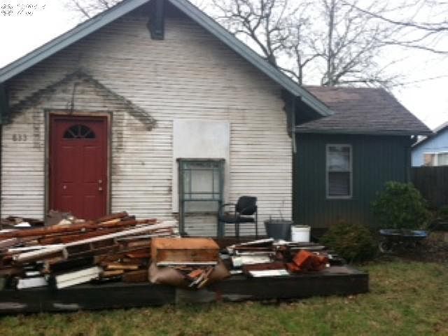 2nd image of 833 NW Victoria Ave