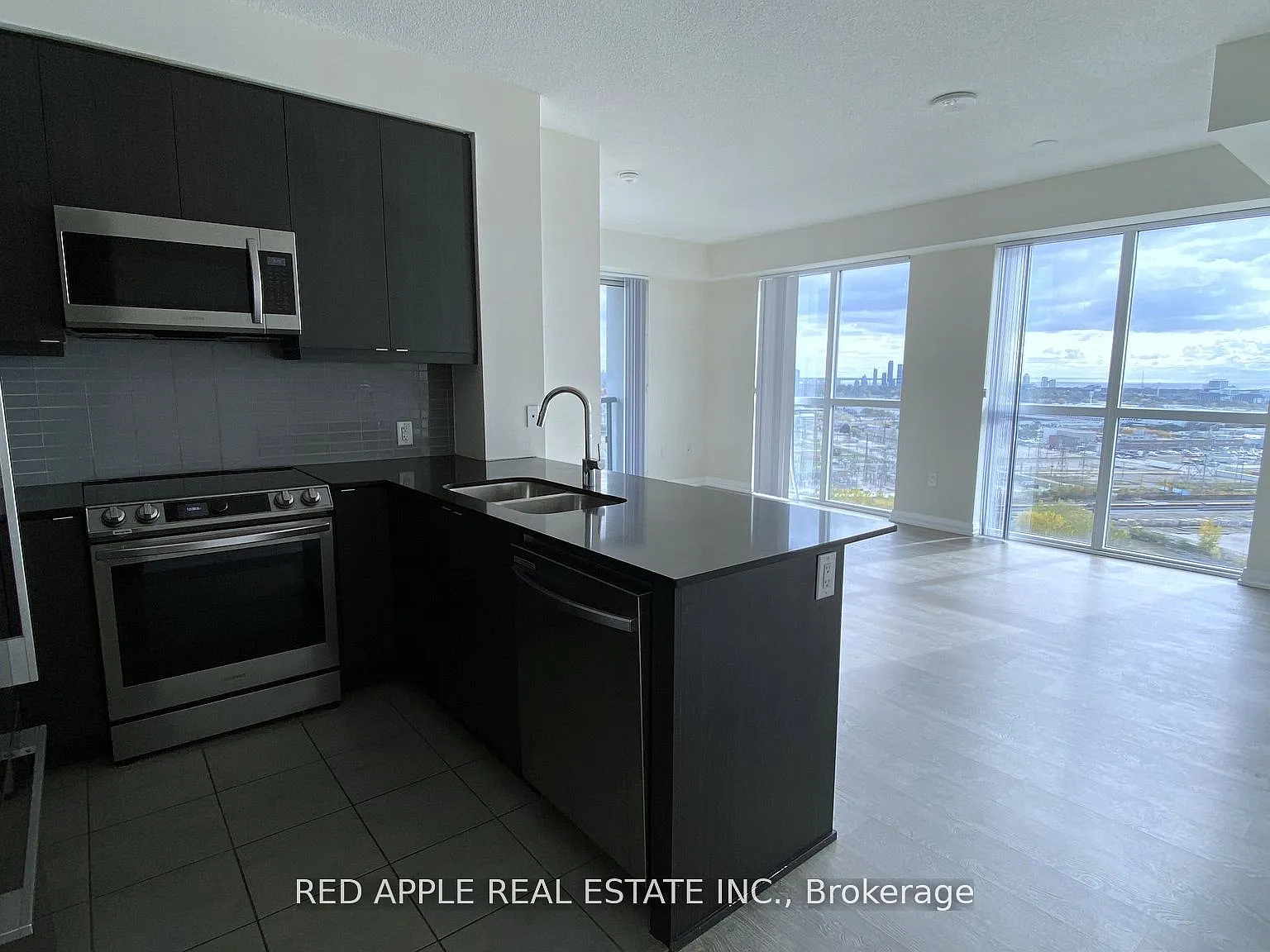 Cypress at Pinnacle Etobicoke — Photo 2