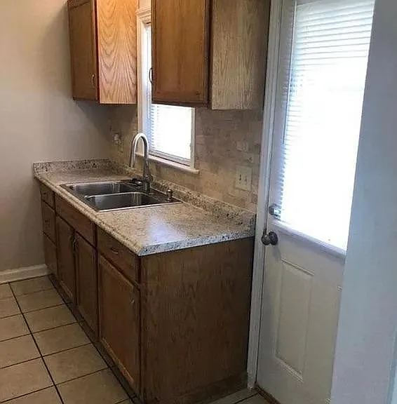 693 Loeb St — Photo 5
