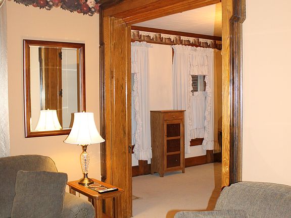4th image of 407 E Main St