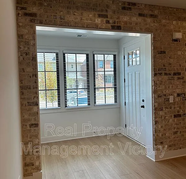1108 Windsor Sq — Photo 3