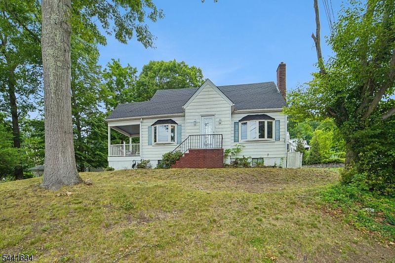 1st image of 72 Lake Dr East