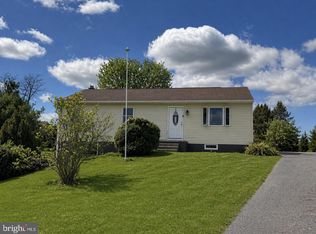 1577 Streamside Dr, Chambersburg, PA 17202