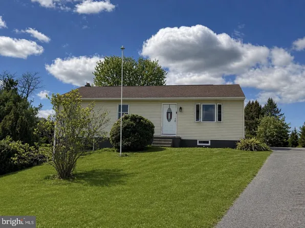 1577 Streamside Dr, Chambersburg, PA 17202