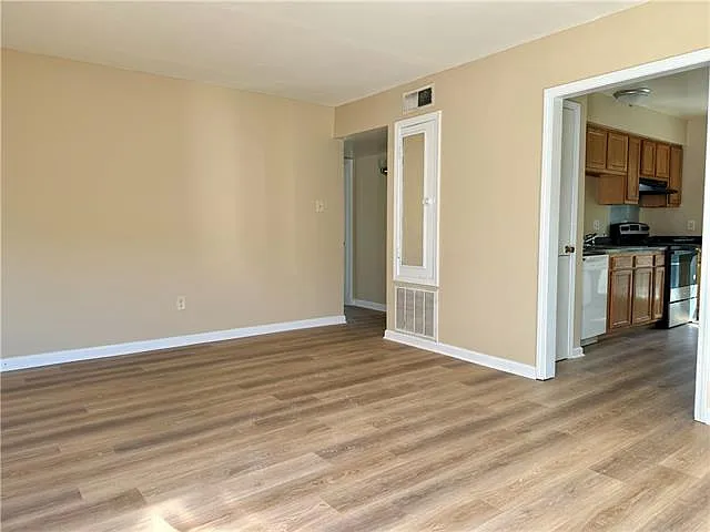2 bed, 10.0 bath, 715 sqft, $1,100 — Photo 2