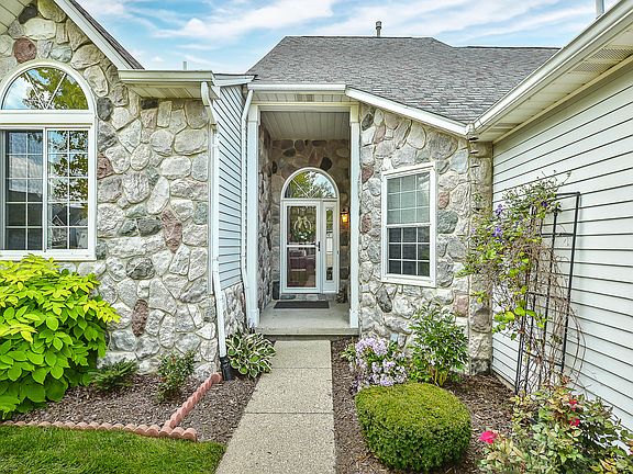 3rd image of 889 Knollwood Cir
